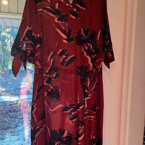 Misook Red Robe with Elegant Floral Pattern - Picture 4 of 6